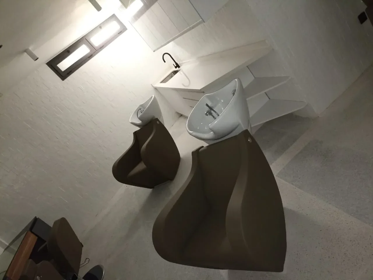 Deux fauteuils avec bacs de lavage professionnels
