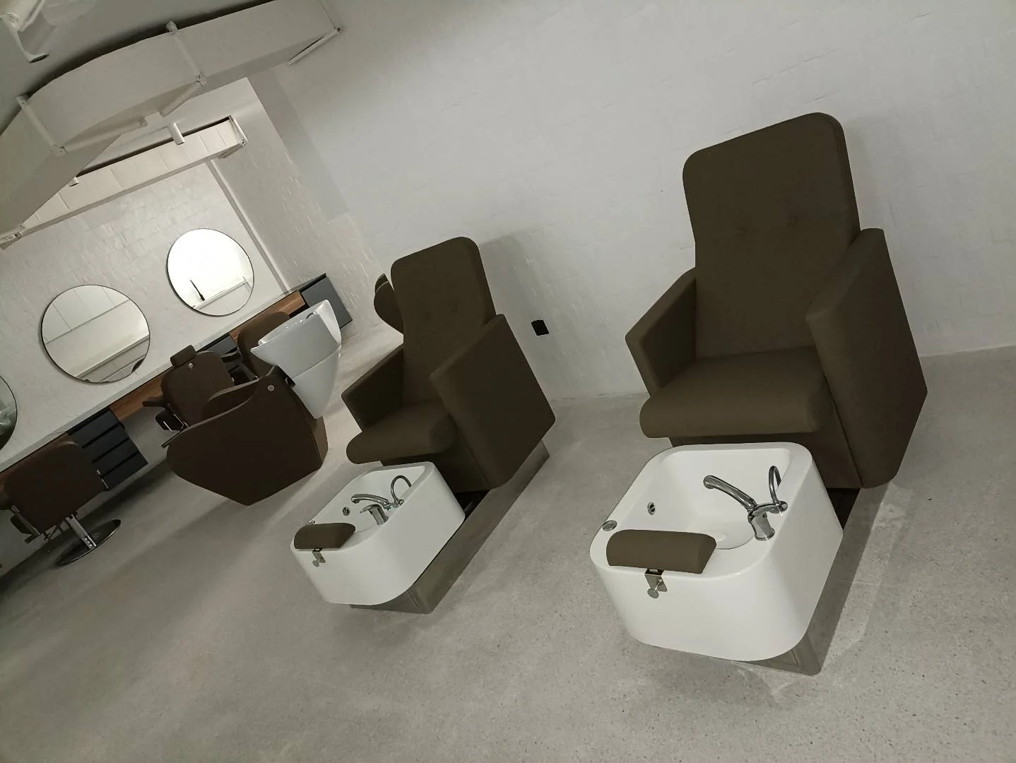 Postes de lavage installés dans un salon