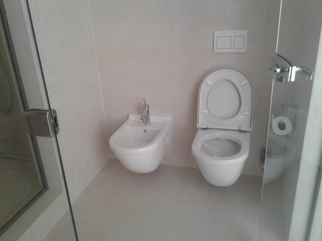 WC et bidet suspendus dans une salle de bain