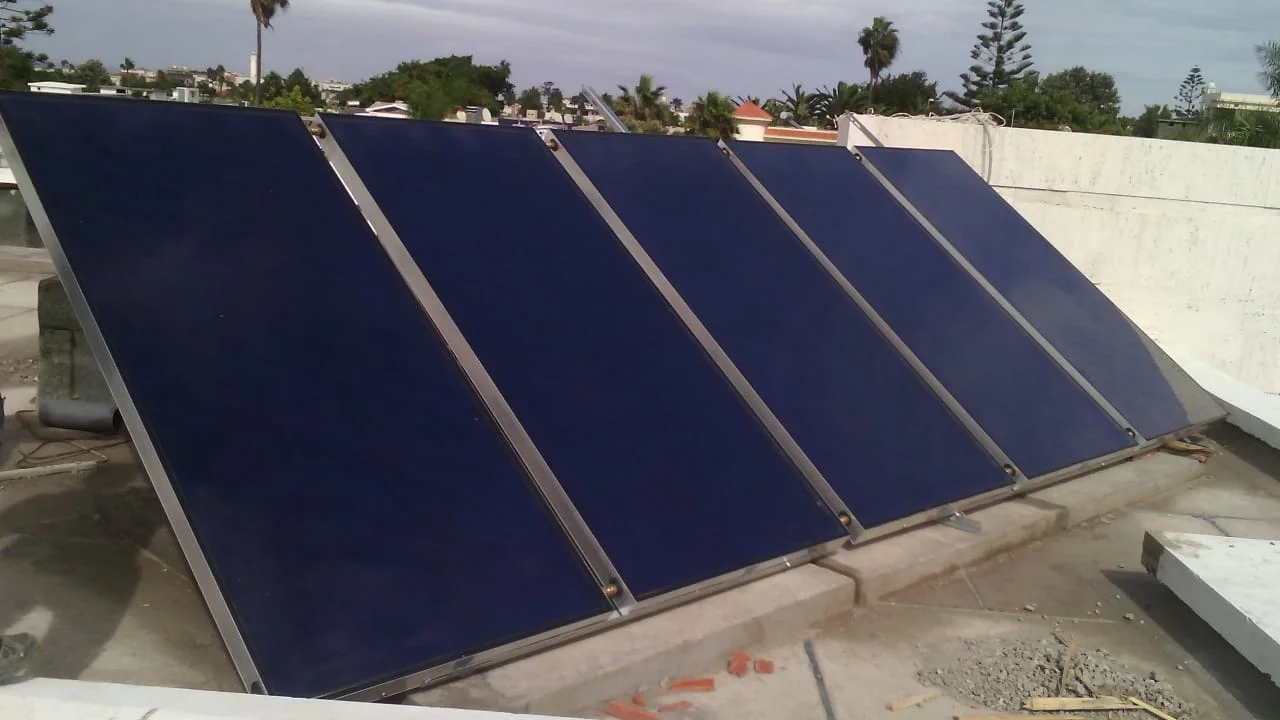 Installation de capteurs solaires thermiques sur une toiture